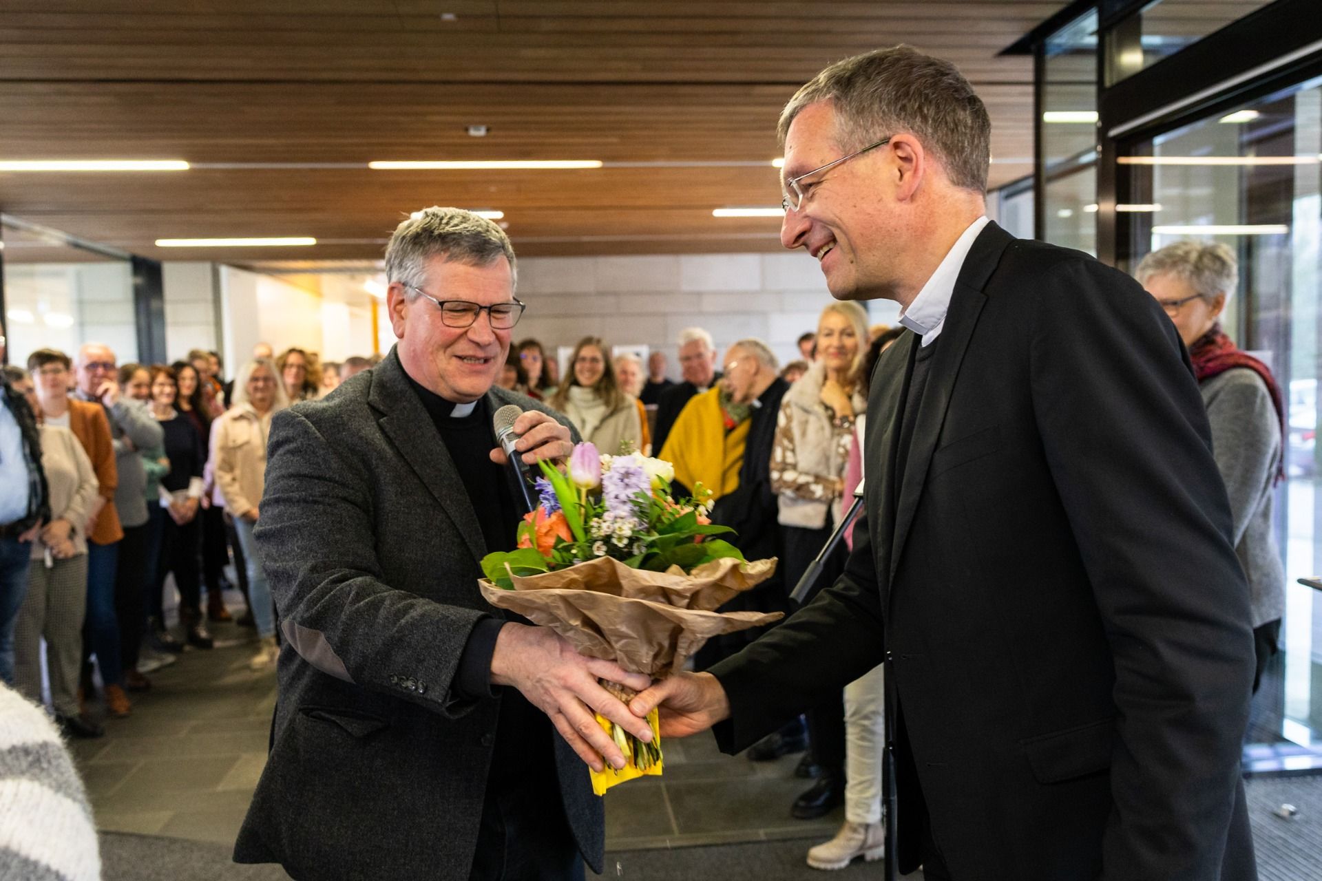 Bischof Dr. Michael Gerber (r.) feierte am Mittwoch seinen Geburtstag im Kreise einiger Mitarbeitender. Generalvikar Prälat Christof Steinert (l.) hielt dabei eine launige Geburtstagsansprache und überreichte dem Bischof symbolische Geschenke sowie einen Blumenstrauß.